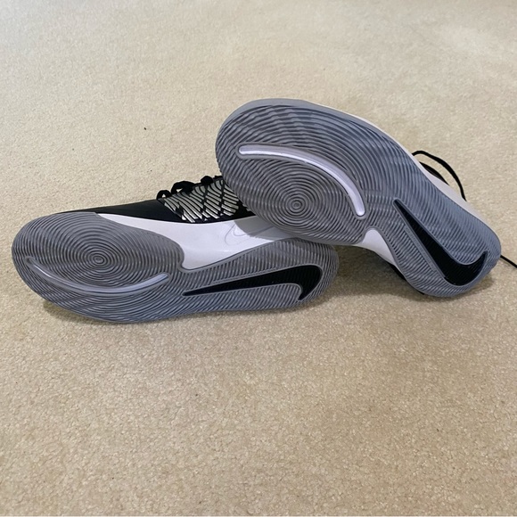 NWOB Nike Unisex - child team hustle D 9 basketball sneakers big kids size 5y - Picture 4 of 8